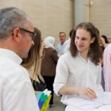 Abiturienten und Eltern feiern am Robert-Bosch-Kolleg.