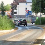 Aus den Beeten in den Verkehrsinseln am neuen Kreisverkehr der Hertingerstraße sprießen Ruderalpflanzen.