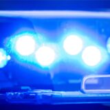 Ein Blaulicht leuchtet an einer Polizeistreife (Symbolbild).