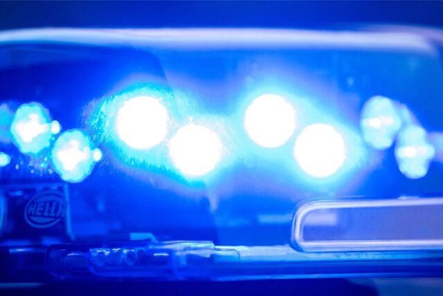 Ein Blaulicht leuchtet an einer Polizeistreife (Symbolbild).