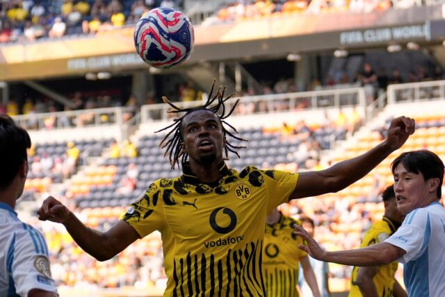 Carney Chukwuemeka im BVB-Trikot guckt auf den Ball, der sich vor ihm in der Luft befindet.