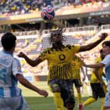Carney Chukwuemeka im BVB-Trikot guckt auf den Ball, der sich vor ihm in der Luft befindet.