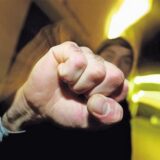 Ein Mann streckt seine geballte Faust in die Kamera