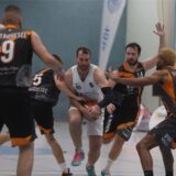 Kevin Bode von den LippeBaskets Werne setzt sich gegen vier Spieler von TVO Biggesee durch.