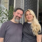 Katherina Ntolka (49) und Thomas Polychronopoulos (53) stehen vor der Eingangstür ihres ehemaligen Grills in Dortmund-Marten.
