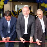 Bürgermeister Dirk Wigant schneidet im Sommer 2022 das Band am Eingang zum damals neuen Einkaufszentrum auf dem früheren Mühle-Bremme-Gelände durch. An seiner Seite sind Vertreter des Entwicklers Ten Brinke und der WFG.