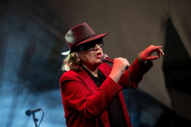 Musiker und Künstler Udo Lindenberg steht bei der Eröffnungsfeier zu seiner Ausstellung auf der Bühne und singt. Lindenberg stellt ab dem 29.6. Zeichnungen und Bilder in Oberhausen aus.