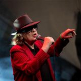 Musiker und Künstler Udo Lindenberg steht bei der Eröffnungsfeier zu seiner Ausstellung auf der Bühne und singt. Lindenberg stellt ab dem 29.6. Zeichnungen und Bilder in Oberhausen aus.