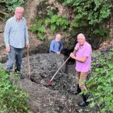Helmut Oberleitner (von links), Achim Ackermann und Friedrich Wilhelm Wunderlich vor einem alten Stollenzugang.