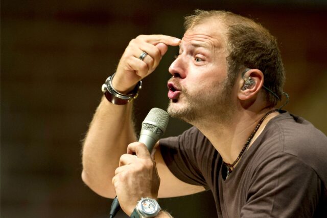 Mario Barth am Mikrofon.
