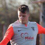 Dawid Surmiak schießt den Ball.