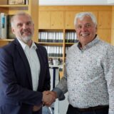 Bürgermeister Dirk Wigant (l.) und der Vorsitzende des Stadtsportverbands, Volker König schütteln sich die Hände.