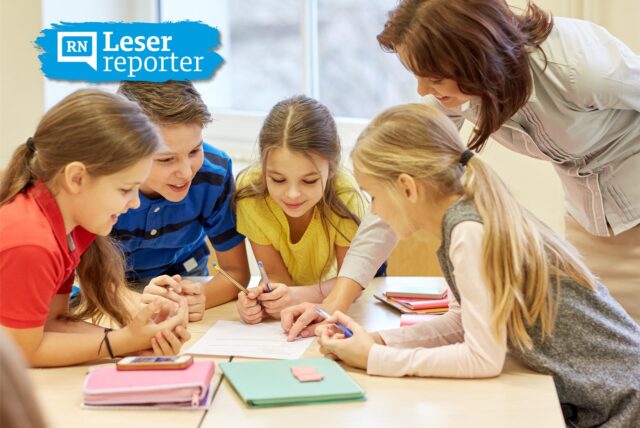 Symbolbild: Kinder lernen gemeinsam am Tischkreis mit einer Lehrerin.