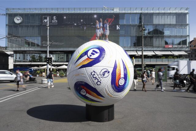 Ein riesiger Fußball vor dem Berner Bahnhof auf dem Bahnhofplatz anlässlich der UEFA Women Euro 2025 in Bern.