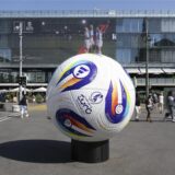 Ein riesiger Fußball vor dem Berner Bahnhof auf dem Bahnhofplatz anlässlich der UEFA Women Euro 2025 in Bern.