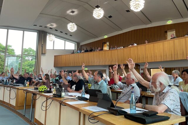 Das Archivbild zeigt den Lüner Stadtrat während einer Abstimmung.
