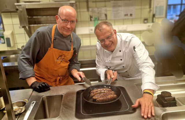Noch besser als auf dem Grill, wird sie in der Pfanne, meint Günther Overkamp. Man darf man aber nicht mit zu hoher Temperatur starten. Koch Martin Mintert hat es anscheinend perfekt hingekriegt. Günther Overkamp ist ein großer Fan der verschiedenen Varianten frischer Bratwurst.