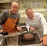 Noch besser als auf dem Grill, wird sie in der Pfanne, meint Günther Overkamp. Man darf man aber nicht mit zu hoher Temperatur starten. Koch Martin Mintert hat es anscheinend perfekt hingekriegt. Günther Overkamp ist ein großer Fan der verschiedenen Varianten frischer Bratwurst.