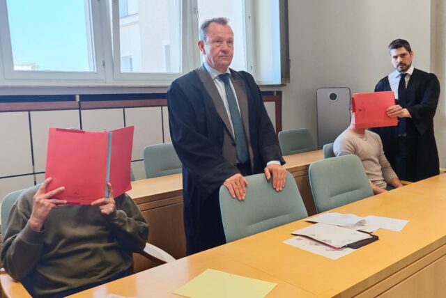 Die Angeklagten neben ihren Verteidigern Andreas Renschler und Dennis Schuchna im Essener Landgericht.
