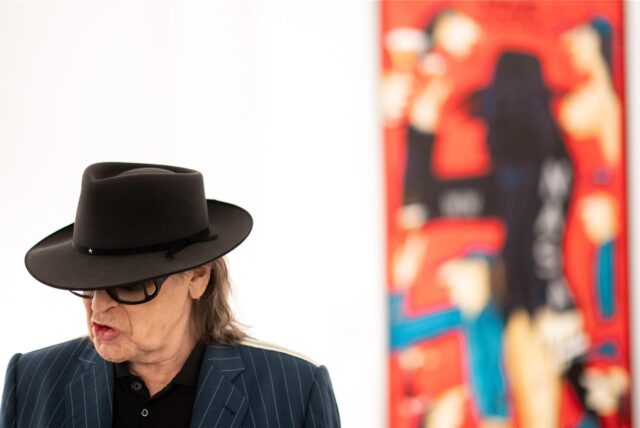 Udo Lindenberg mit Hut  vor einem seiner Bilder