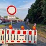Sperrzäune versperren die Zufahrt zur Baustelle.