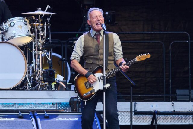 Bruce Springsteen and The E Street Band spielen auf der Bühne, vorne Bruce mit Gitarre.
