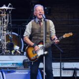 Bruce Springsteen and The E Street Band spielen auf der Bühne, vorne Bruce mit Gitarre.