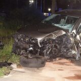 Ein schwarzes Auto ist kaputt an der Industriestraße in Bergkamen. Hier kam es im Juli 2024 zu einem Alleinunfall.