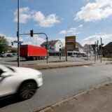 Ein Auto vor der Fußgängerampel an der Bachmann-Kreuzung.