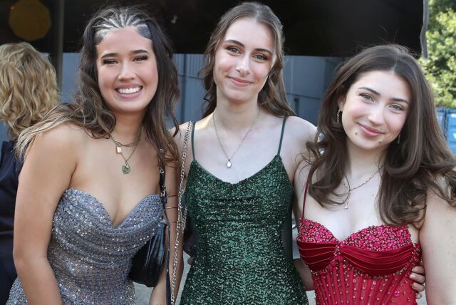 Drei Frauen beim Abi-Ball des Reinoldus- und Schiller-Gymnasiums in Dortmund