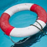 Ein Rettungsring liegt im Wasser.