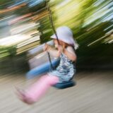 Ein Mädchen auf einer Schaukel