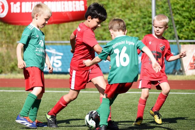 Zweikampf der Minis um den Ball.