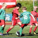 Zweikampf der Minis um den Ball.