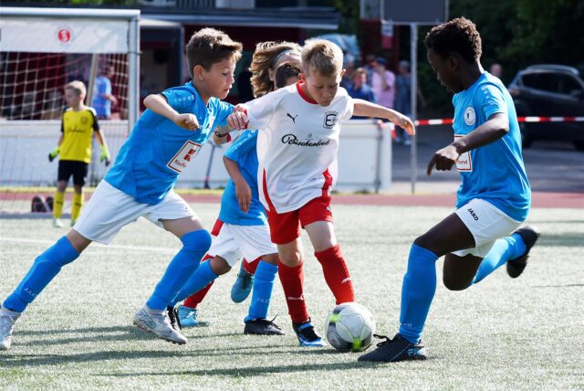 Zweikampf um den Ball bei den F-Junioren
