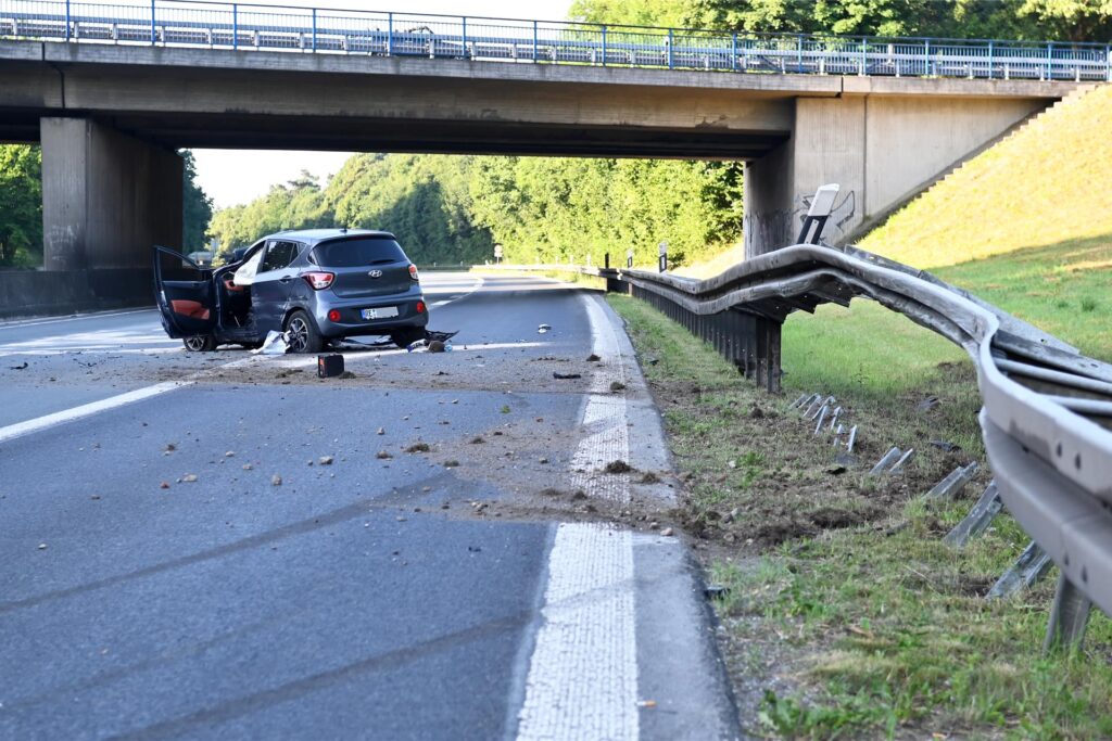 Das Fahrzeug beschädigte die Leitplanke. Das Fahrzeug beschädigte die Leitplanke.