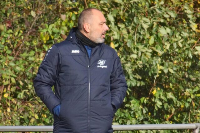 Trainer Recep Alkan an der Seitenlinie.