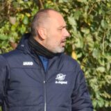Trainer Recep Alkan an der Seitenlinie.