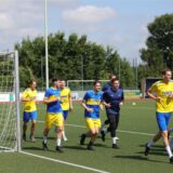 SV Herberns Spieler wärmen sich auf.