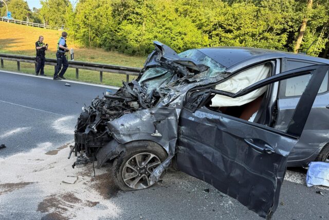 Verunfalltes Fahrzeug auf Autobahn 43