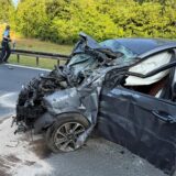 Verunfalltes Fahrzeug auf Autobahn 43