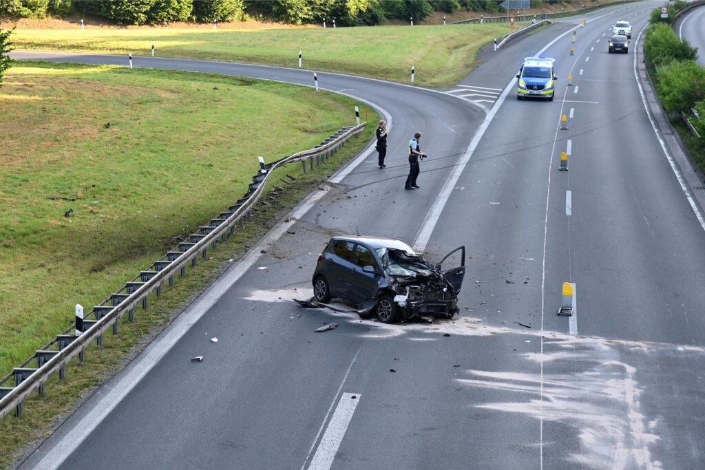 Fahrzeug mit eingedrückter Vorderfront Fahrzeug mit eingedrückter Vorderfront