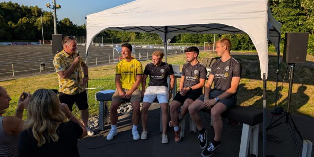 Ralf Mäkler interviewt die Neuzugänge.