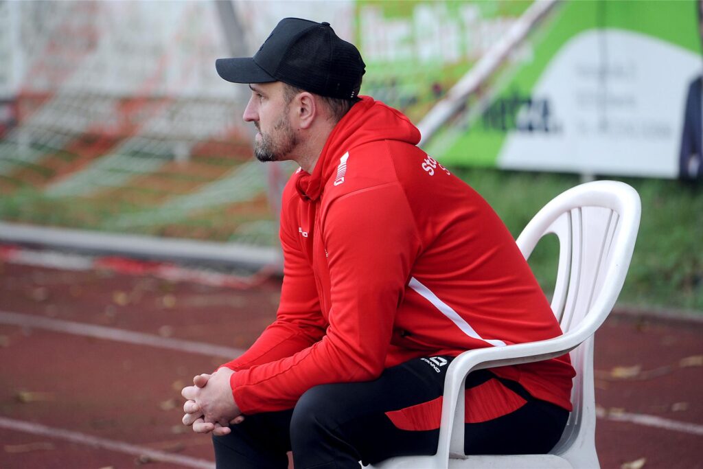 Ein Trainer sitzt am Spielfeldrand. Ein Trainer sitzt am Spielfeldrand.