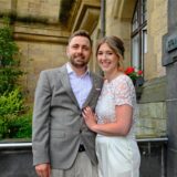 Die frisch getrauten Eheleute Lea Leineweber und Max Tiede stehen vor dem Rathaus Recklinghausen.