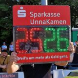 Auf einer Anzeigetafel stehen die Zahlen 25 und 26.