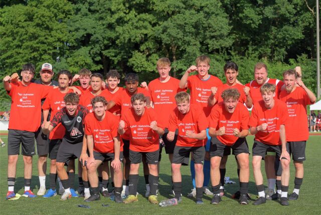 Die A-Jugend des TuS Holzen-Sommerberg bejubelt den Stadtmeistertitel.