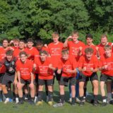 Die A-Jugend des TuS Holzen-Sommerberg bejubelt den Stadtmeistertitel.
