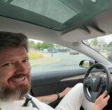 Önder Aytekin in seinem Fahrschulauto
