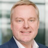 Montage: Ein Portraitfoto von Frank Wrede und ein dunkler Bildschirm mit Programmcode.